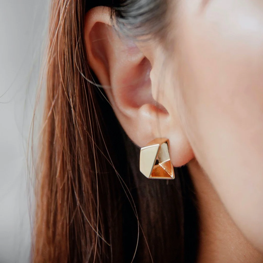 boucles d'oreilles dorées architecturales