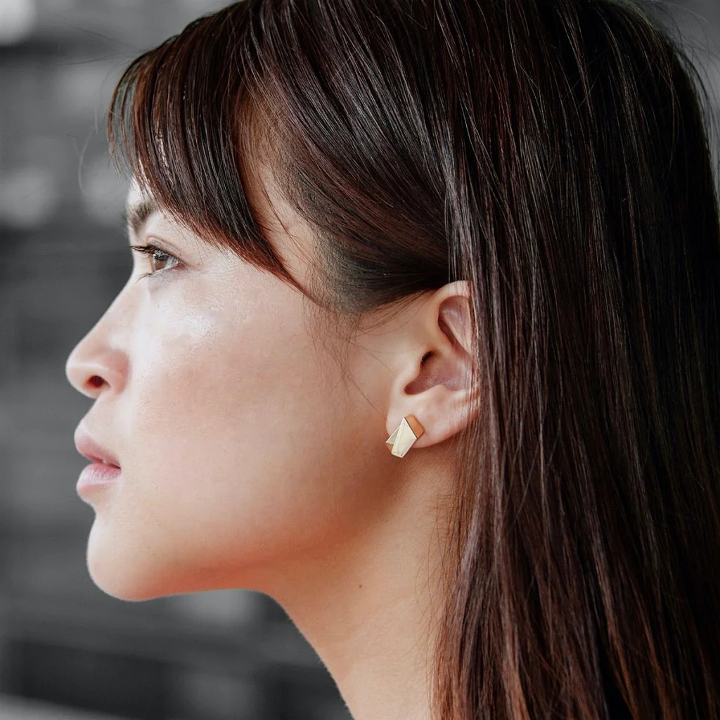 boucles d'oreilles puces dorées graphiques