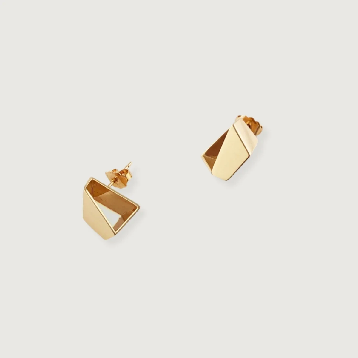 petites boucles d'oreilles contemporaines