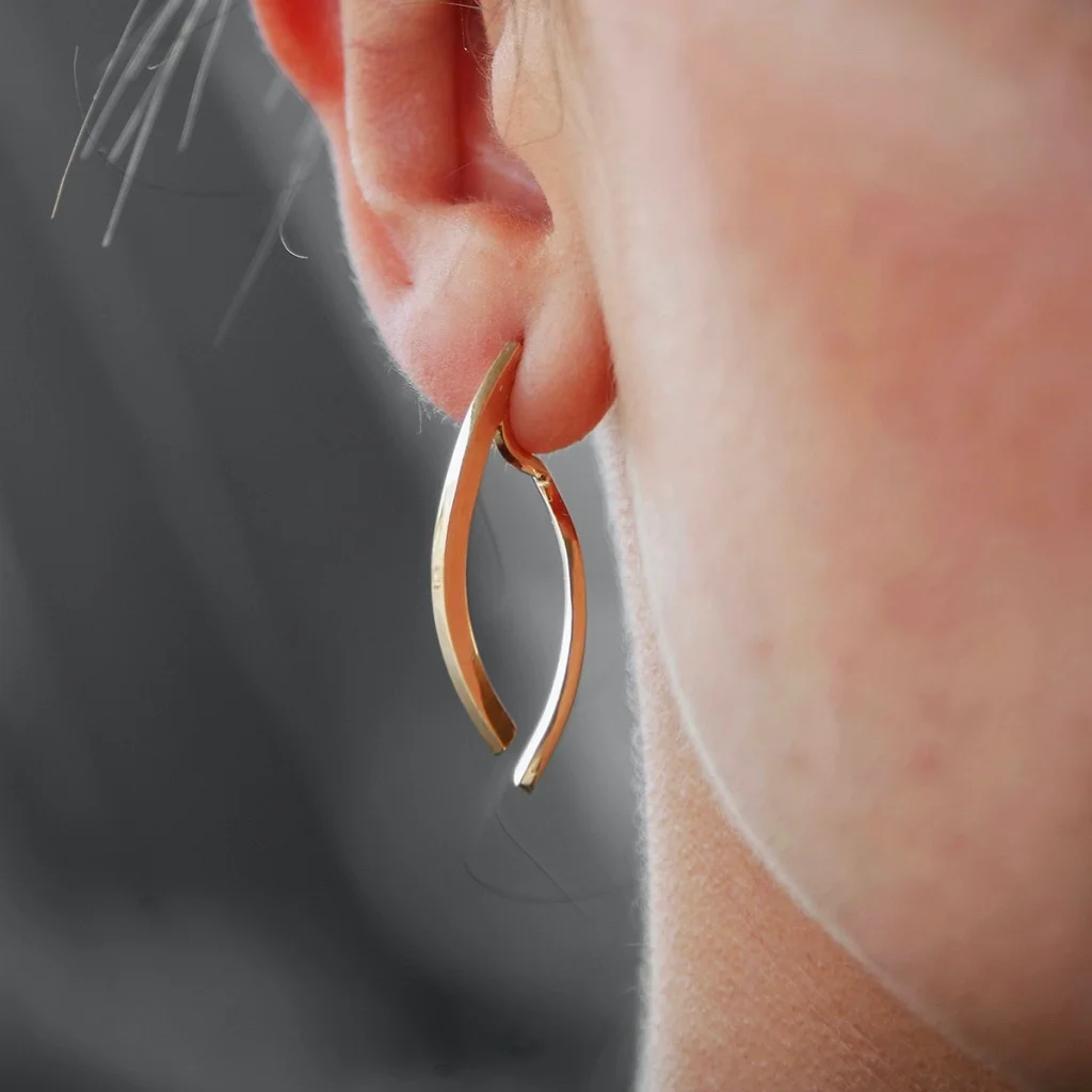 boucles d'oreilles dorées devant et derrière élégantes
