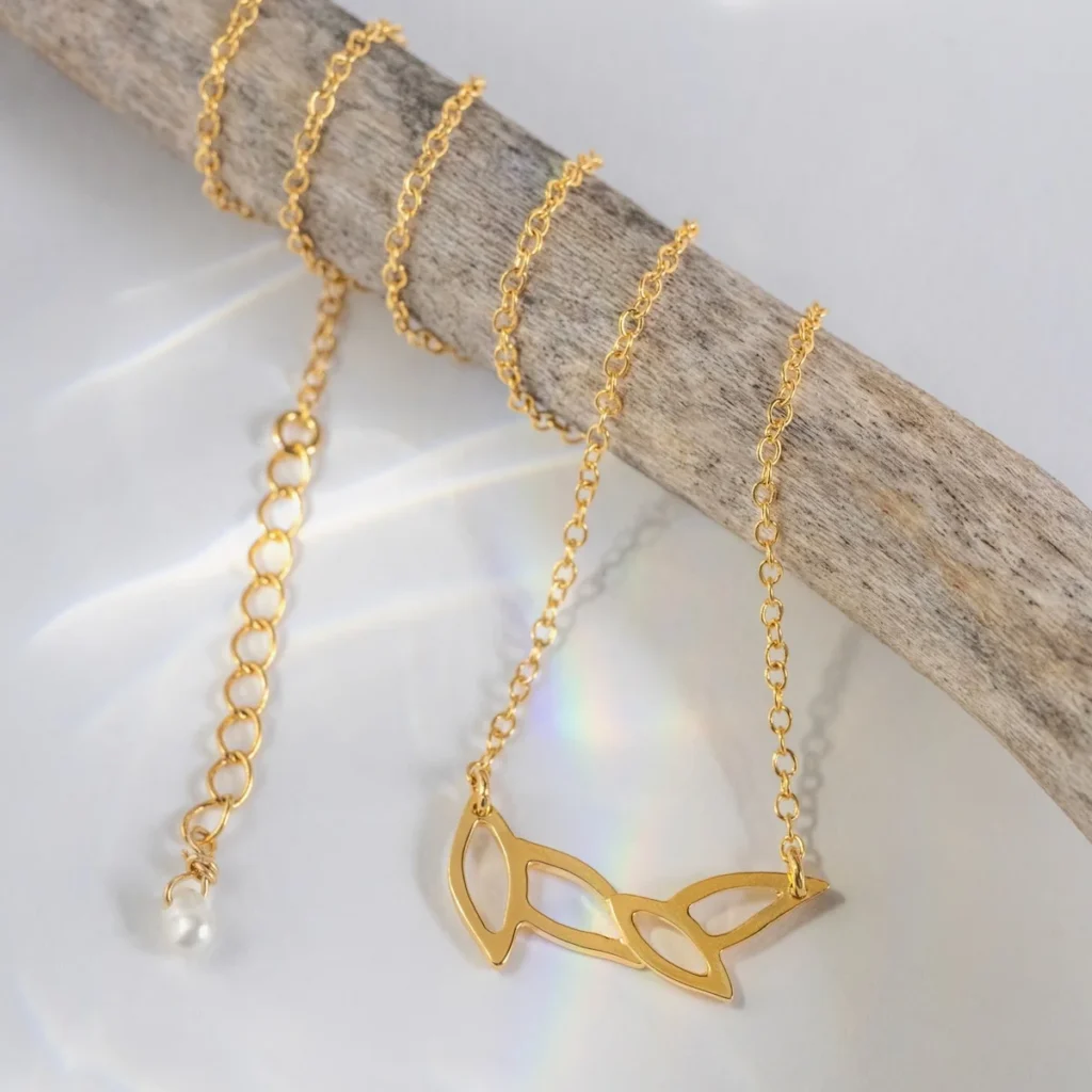 collier fin doré avec une petite perle