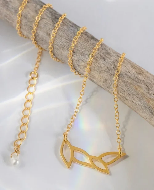 collier fin doré avec une petite perle
