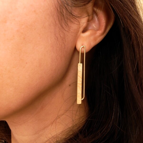 boucles d'oreilles dorées texture brut