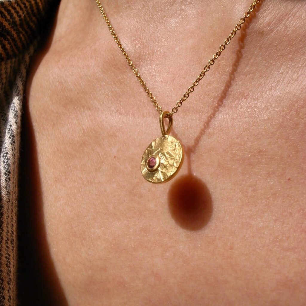 collier doré pierre rose
