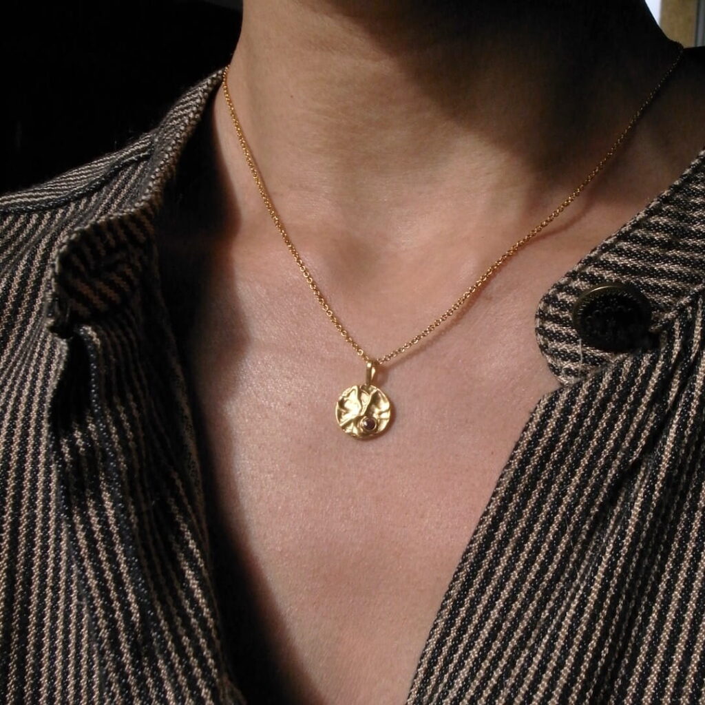 collier médaille doré froissé pierre rose