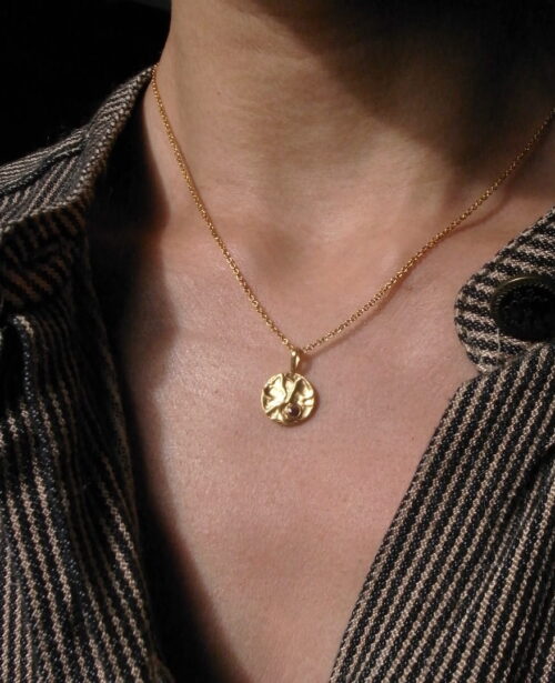 collier médaille doré froissé pierre rose
